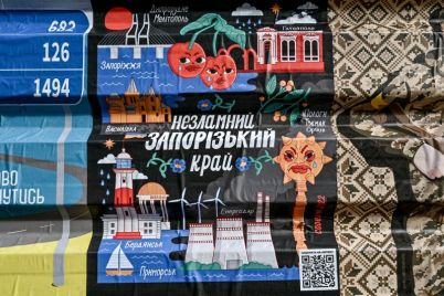parkan-nedobudovanogo-gotelyu-u-czentri-zaporizhzhya-obkled197li-patriotichnimi-plakatami-hto-avtor.jpg