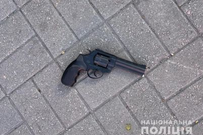 passazhir-zaporozhskogo-avtobusa-otkazalsya-nadevat-masku-i-dostal-revolver.jpg