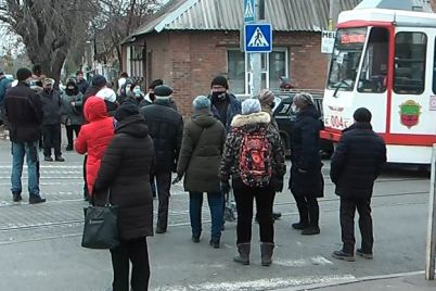perekryli-dorogu-v-zaporozhe-protestovali-protiv-karantina-vyhodnogo-dnya-foto.jpg