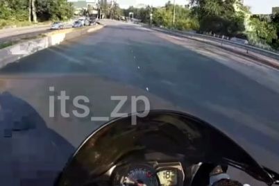 po-dambe-235-km-ch-v-zaporozhe-motocziklisty-rassekayut-na-skorosti-po-ozhivlennym-dorogam-video.jpg
