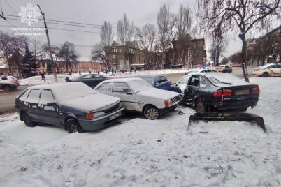 protaranil-srazu-neskolko-priparkovannyh-mashin-podrobnosti-avarii-v-czentre-zaporozhya-foto.jpg