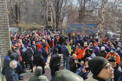 protestuyushhie-okruzhili-glavu-zaporozhgaza-i-zavalili-voprosami-foto-video.jpg