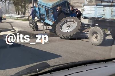 pryamo-na-doroge-v-zaporozhe-razvalilsya-traktor-foto.jpg