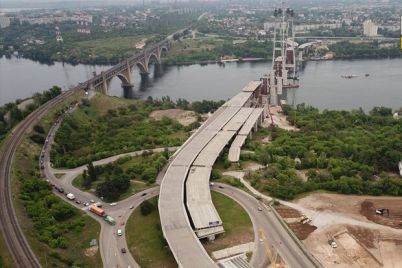 rabota-kipit-kogda-planiruyut-zavershit-stroitelstvo-zaporozhskih-mostov.jpg