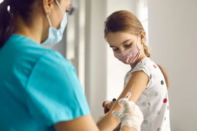 s-12-let-v-ukraine-razreshili-vakczinirovat-detej-ot-koronavirusa.jpg