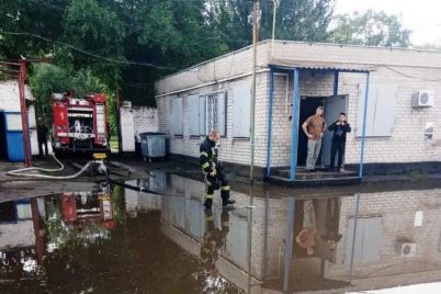 s-zaporozhskoj-uliczy-spasateli-otkachali-rekordnoe-kolichestvo-vody-foto.jpg