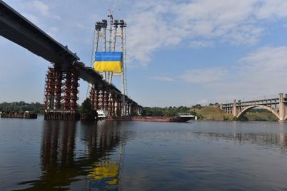 samyj-vysokij-v-ukraine-na-zaporozhskih-mostah-poyavilsya-ogromnyj-flag.jpg