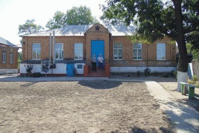 selskaya-shkola-v-zaporozhskoj-oblasti-pomnim-nashih-uchitelej.jpg