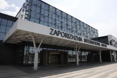skandal-v-zaporozhskom-aeroportu-passazhirov-bez-masok-snyali-s-rejsa-video.jpg
