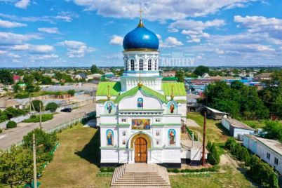 starinnyj-hram-v-zaporozhskoj-oblasti-s-vysoty-ptichego-poleta-vyglyadit-potryasayushhe-foto.jpg