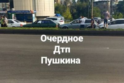 stolknulis-4-avtomobilya-na-zaporozhskoj-dambe-ocherednoe-massovoe-dtp-video.jpg