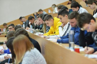 studenty-iz-zaporozhya-srazhayutsya-za-poezdku-v-london-foto.jpg