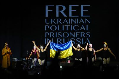 svobodu-ukrainskim-politzaklyuchennym-kak-v-zaporozhe-proshel-konczert-dakh-daughters-foto.jpg