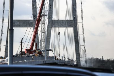 takoj-most-v-ukraine-stroitsya-vpervye-v-zaporozhe-na-mostu-zavershaetsya-montazh-vant-fotoreportazh.jpg