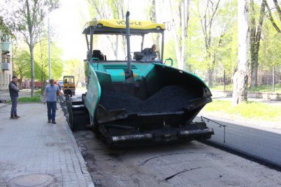 u-czentri-zaporizhzhya-vkladayut-novij-asfalt.jpg