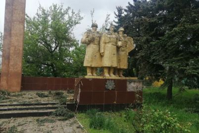 u-gulyajpoli-okupanti-roztroshhili-memorial-zagiblim-u-drugij-svitovij-vijni-na-9-travnya.jpg