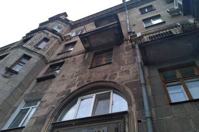 u-zaporizhzhi-v-budinku-na-czentralnomu-prospekti-shho-d194-pamyatkoyu-mistobuduvannya-posipavsya-balkon.jpg