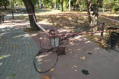 u-zaporizhzhi-vandali-poshkodili-lokacziyu-v-miskomu-parku.jpg