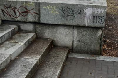 u-zaporizhzhi-vandali-rozmalyuvali-memorial-skorbotna-mati.jpg