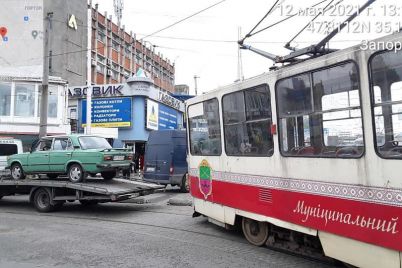 u-zaporizhzhi-vodij-zalishiv-avto-na-koliyah-i-perekriv-ruh-tramvad197v-foto.jpg