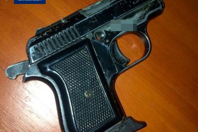 ugrozhal-pistoletom-v-czentre-zaporozhya-muzhchina-vzyal-policzejskih-na-priczel-1.jpg