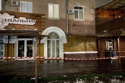 v-berdyanske-na-trotuar-obrushilas-chast-konstrukczii-kafe-foto.jpg