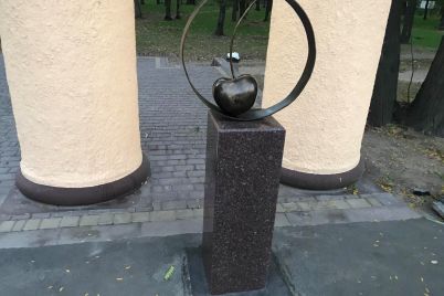 v-chereshnevoj-stolicze-ukrainy-poyavilis-mini-skulptury-sladkoj-yagody-foto.jpg