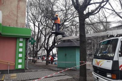 v-czentralnom-rajone-zaporozhya-demontiruyut-srazu-tri-nezakonnyh-kioska-foto.jpg