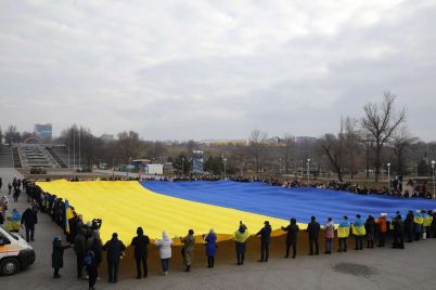 v-czentre-zaporozhe-razvernuli-mnogometrovyj-flag-edinstva-foto.jpg