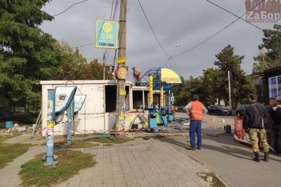 v-czentre-zaporozhya-demontirovali-neskolko-kioskov-na-ozhivlennom-trotuare-foto.jpg