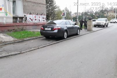 v-czentre-zaporozhya-inspektory-oshtrafovali-voditelej-kotorye-priparkovalis-na-trotuare-foto.jpg