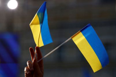v-czentre-zaporozhya-razvernut-25-metrovyj-flag-ukrainy.jpg