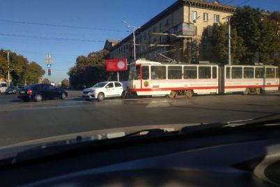 v-czentre-zaporozhya-stolknulis-tramvaj-i-legkovushka-foto.jpg