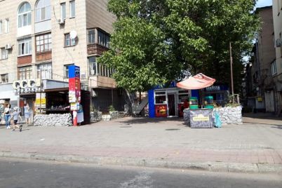 v-czentre-zaporozhya-ubrali-kiosk-s-morozhenym.jpg