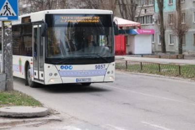 v-czentre-zaporozhya-zagorelsya-municzipalnyj-avtobus-video.jpg