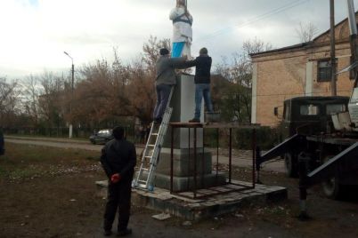 v-czentri-sela-v-berdyanskomu-rajoni-vstanovili-skulpturu-isusa-zamist-lenina-foto.jpg