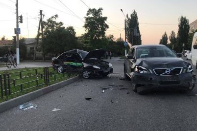 v-gorode-zaporozhskoj-oblasti-v-avarii-smyalo-avtomobil-taksi.jpg