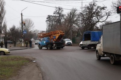 v-kurortnom-gorode-zaporozhskoj-oblasti-avtovyshka-stolknulas-s-legkovym-avtomobilem.jpg