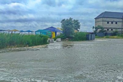 v-kurortnom-gorode-zaporozhskoj-oblasti-zatopilo-plyazhi-i-kafe-foto.jpg
