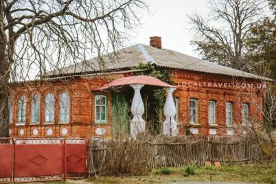 v-sele-zaporozhskoj-oblasti-sohranilsya-neobychnyj-starinnyj-dom-s-kolonnami-foto.jpg