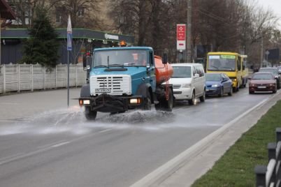 v-zaporizhzhi-praczivniki-kp-eluash-miyut-asfalt-ta-zupinki-gromadskogo-transportu.jpg