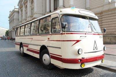 v-zaporizkomu-muzed197-specztransportu-novij-eksponat-avtobus-vigotovlenij-na-speczzamovlennya-olimpijskod197-zbirnod197-z-plavannya.jpg