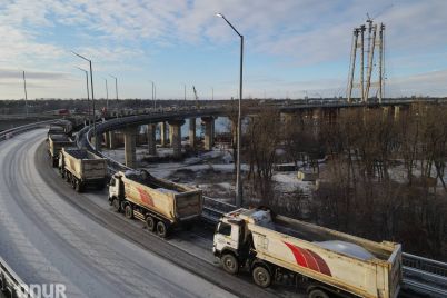 v-zaporozhe-30-gruzovikov-gotovyatsya-ispytat-na-prochnost-vantovyj-most.jpg