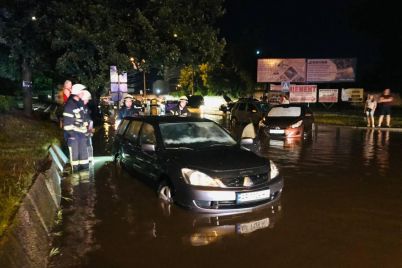 v-zaporozhe-avtomobili-zastryali-v-vode-rezultat-nepogody-pokazali-spasateli-foto.jpg