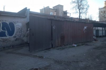 v-zaporozhe-demontirovali-garazh-vozle-kotorogo-bezdomnye-raspivali-alkogol-foto.jpg