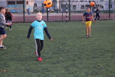 v-zaporozhe-detej-besplatno-uchat-igrat-v-futbol-foto.jpg