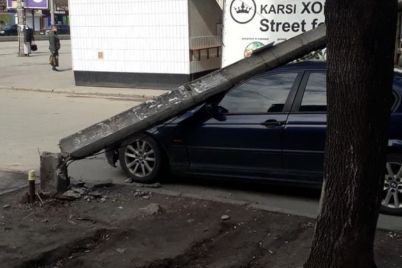 v-zaporozhe-elektroopora-upala-na-priparkovannoe-avto-video.jpg