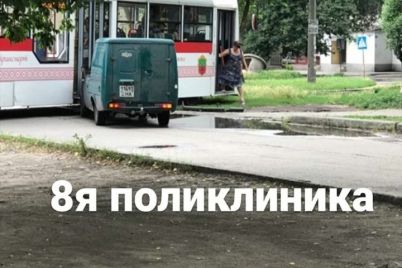 v-zaporozhe-legkovushka-vrezalas-v-tramvaj-foto.jpg