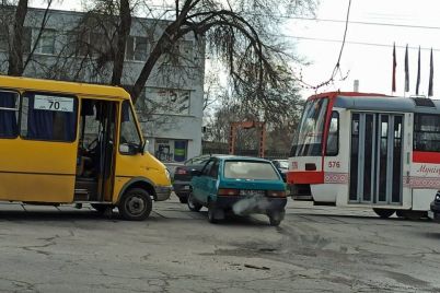 v-zaporozhe-marshrutka-stolknulas-s-tramvaem-foto.jpg