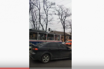 v-zaporozhe-mitsubishi-stolknulsya-s-tramvaem-video.png